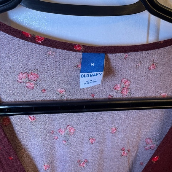 Old Navy - Puff-Sleeve V-Neck Crepe Midi Dress - Picture 6 of 7